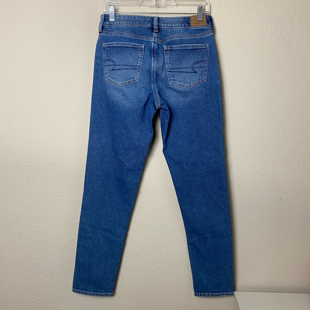 American Eagle Tomgirl Medium Wash Button Tab Straight Leg Jeans Size 28” - Picture 8 of 15